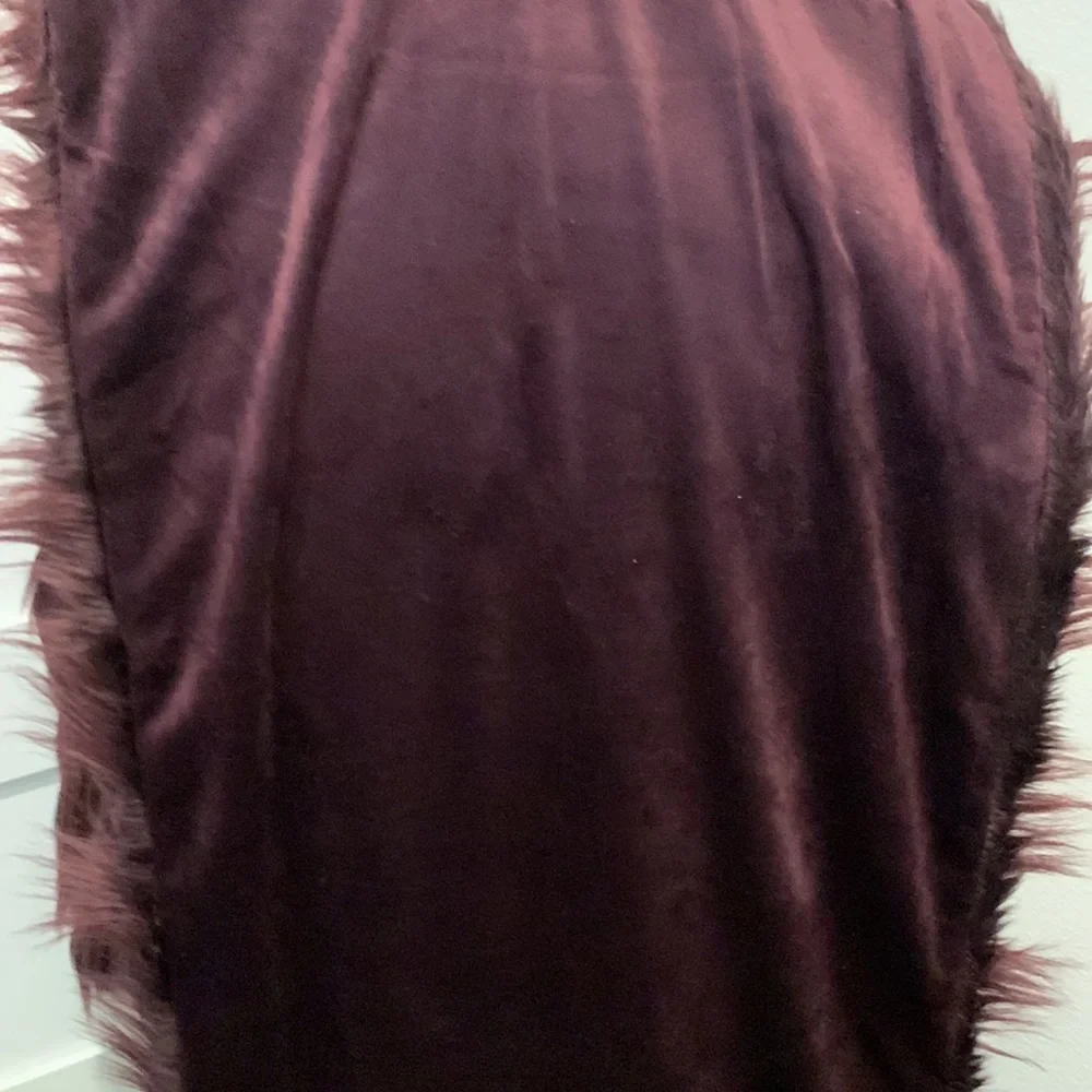 NWOT TAHARI Table Runner